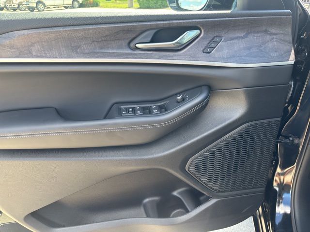2025 Jeep Grand Cherokee Limited photo 3