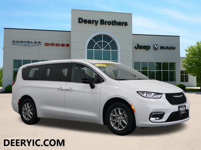 2026 Chrysler Pacifica Select's photo