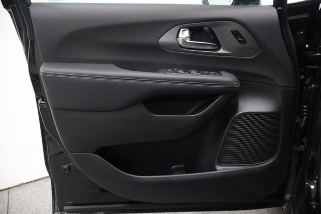 2026 Chrysler Pacifica Select - Photo 9