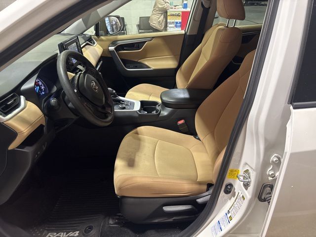 2020 Toyota RAV4 Hybrid LE photo 2