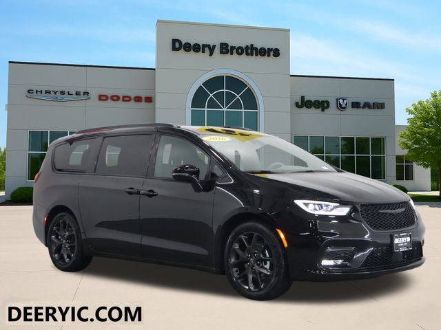 2026 Chrysler Pacifica Select's photo