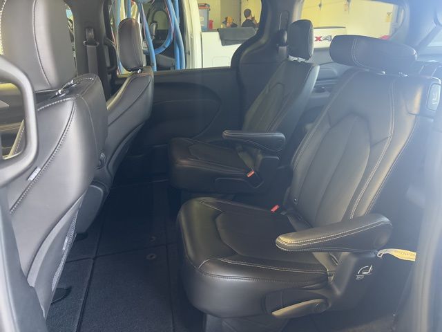 2025 Chrysler Pacifica photo 2