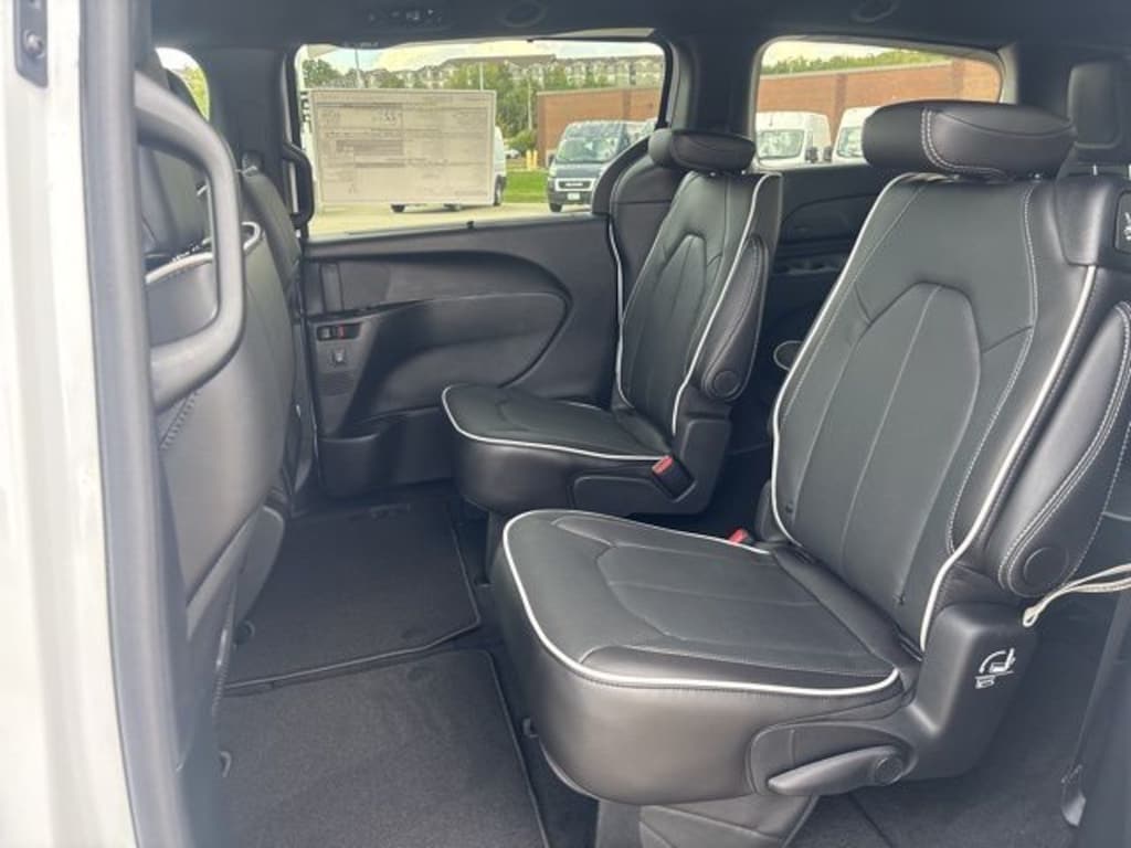 New 2026 Chrysler Pacifica Limited Passenger Van