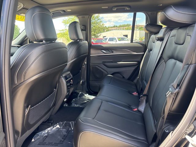 2025 Jeep Grand Cherokee Limited photo 4