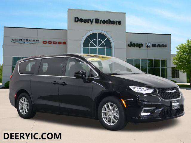 2026 Chrysler Pacifica Select's photo
