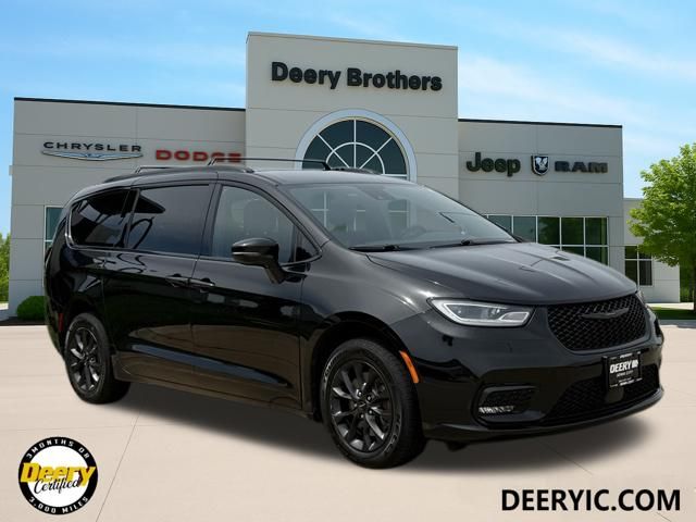 2021 Chrysler Pacifica Touring's photo
