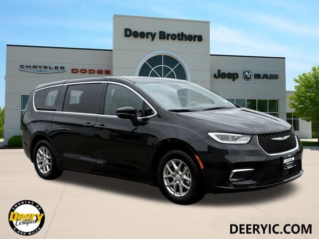 2025 Chrysler Pacifica Select's photo