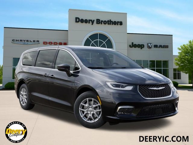 2025 Chrysler Pacifica Select's photo