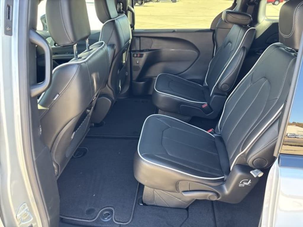 New 2026 Chrysler Pacifica Limited Passenger Van