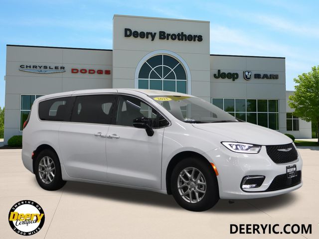 2025 Chrysler Pacifica Select's photo