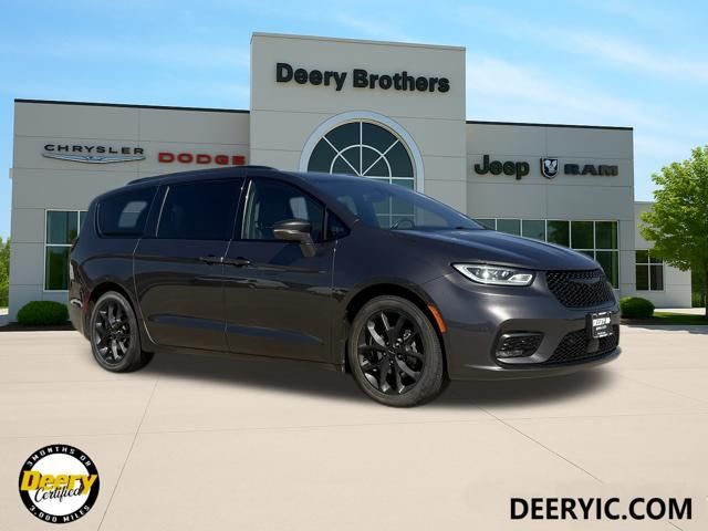 2021 Chrysler Pacifica Touring L's photo