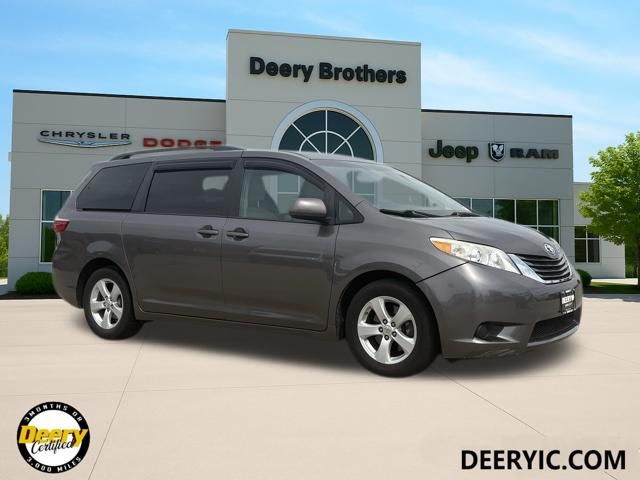 2015 Toyota Sienna LE V6 7-Passenger Access Seat's photo