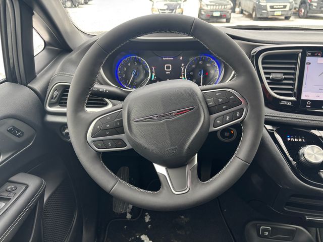 2025 Chrysler Pacifica photo 3