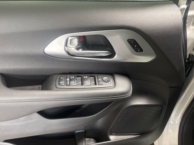 2025 Chrysler Pacifica Limited photo 3