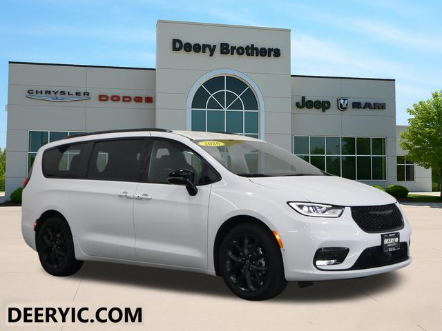 2026 Chrysler Pacifica Select's photo