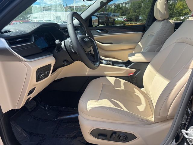 2025 Jeep Grand Cherokee Limited photo 2