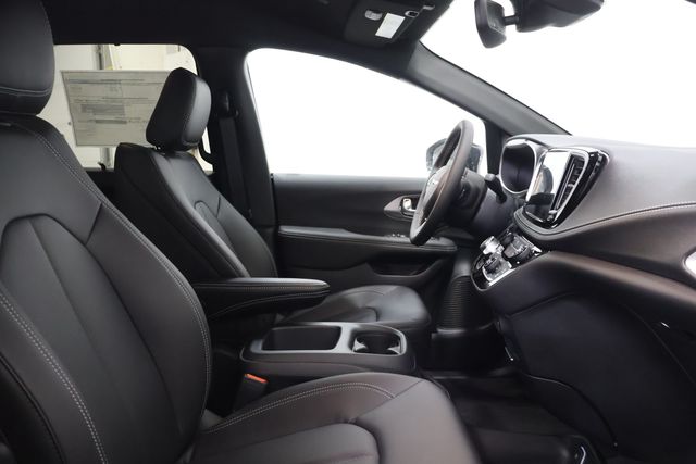 2026 Chrysler Pacifica Select - Photo 11