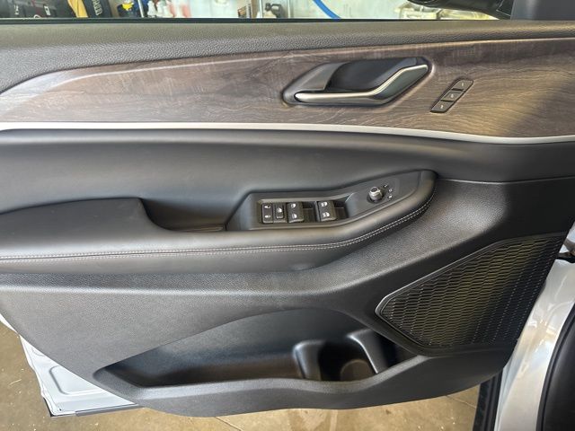 2025 Jeep Grand Cherokee L photo 2