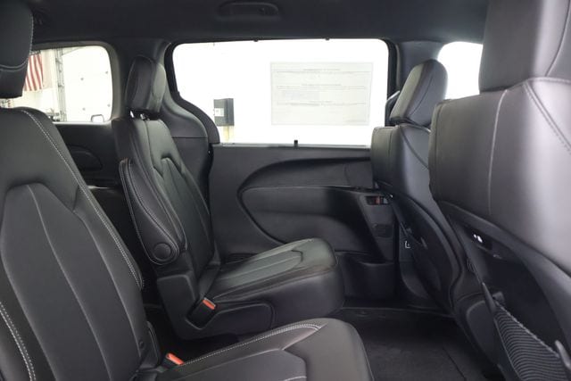2026 Chrysler Pacifica Select - Photo 14