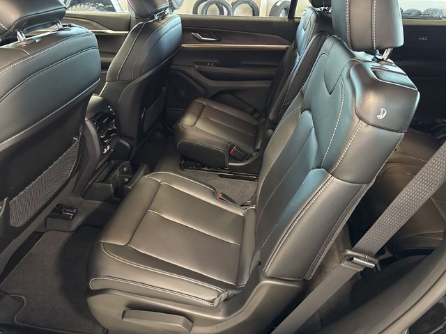 2025 Jeep Grand Cherokee Limited photo 3
