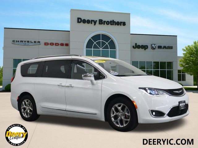 2019 Chrysler Pacifica Limited's photo