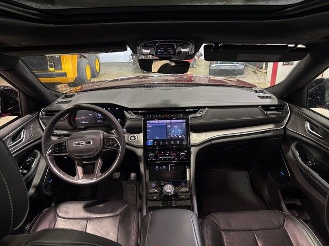 2024 Jeep Grand Cherokee Overland photo 2