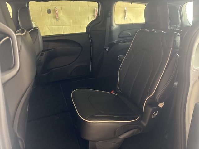 2025 Chrysler Pacifica Limited photo 4