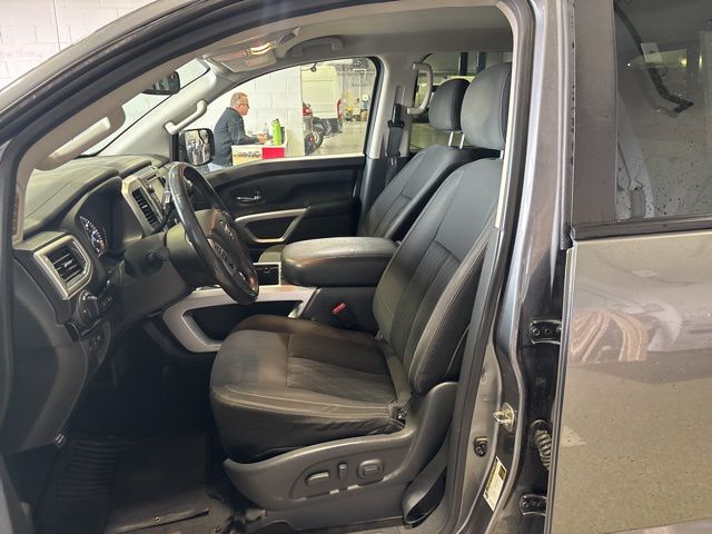 2017 Nissan Titan SV photo 3