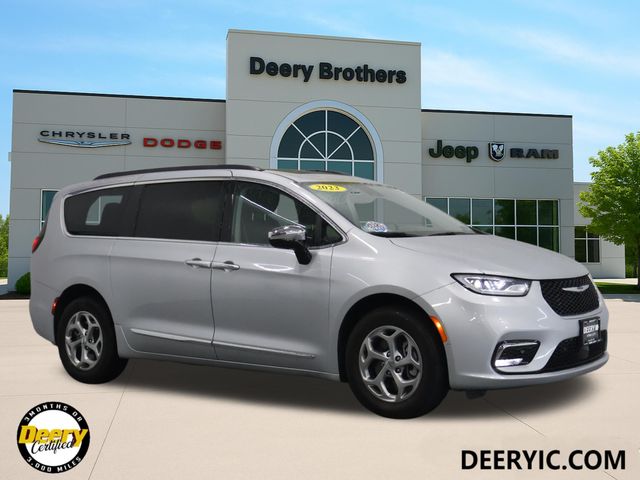 2023 Chrysler Pacifica Limited AWD's photo
