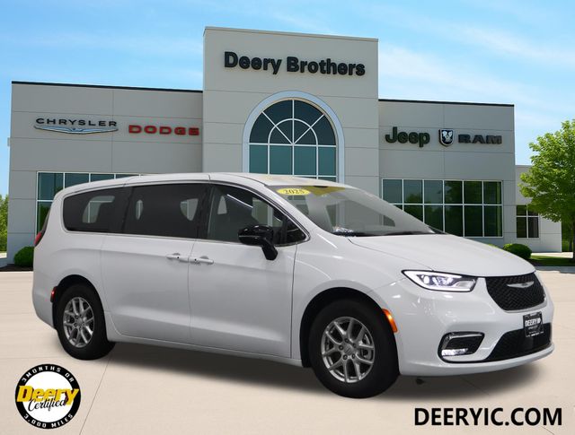 2025 Chrysler Pacifica Select's photo