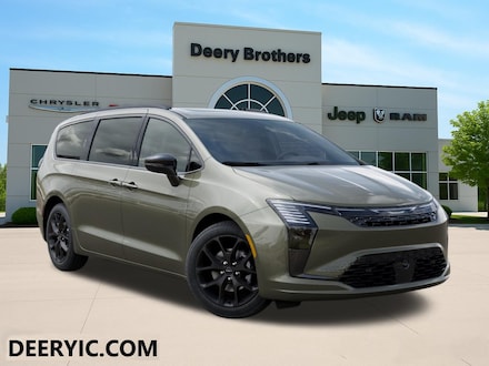 2027 Chrysler Pacifica LIMITED Passenger Van