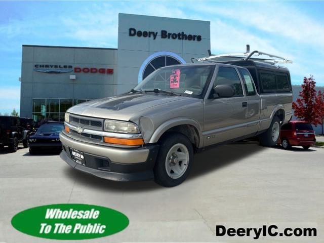 Used 1999 Chevrolet S-10 LS with VIN 1GCCS1945XK135749 for sale in Iowa City, IA