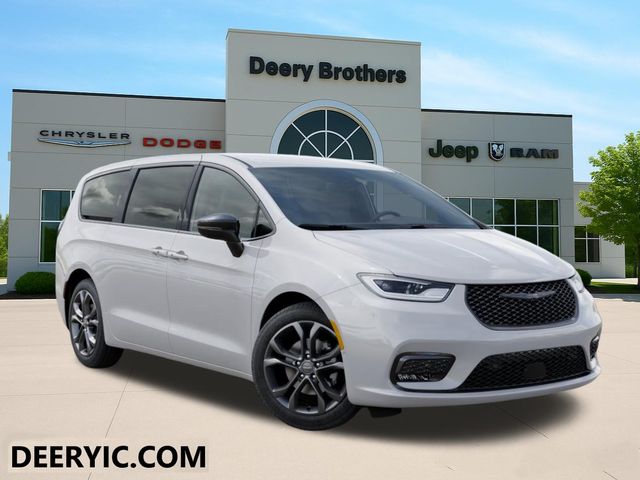 2026 Chrysler Pacifica Select's photo