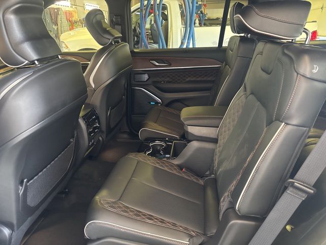 2025 Jeep Grand Cherokee L Summit photo 4