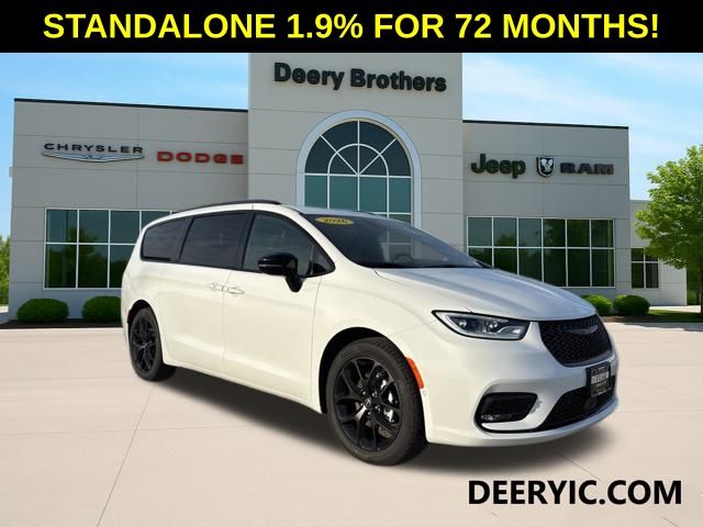 2026 Chrysler Pacifica Select's photo