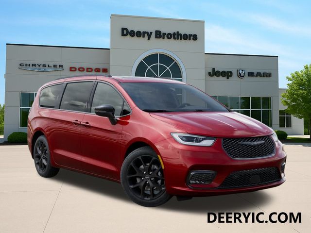 2026 Chrysler Pacifica Limited's photo
