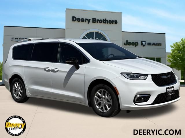 2025 Chrysler Pacifica Select's photo