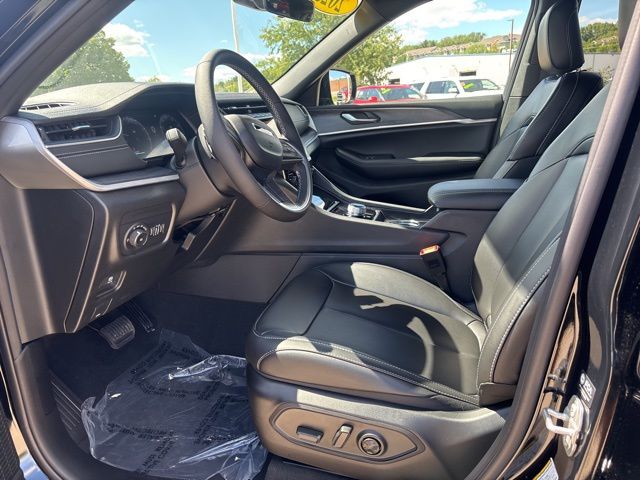 2025 Jeep Grand Cherokee Limited photo 2