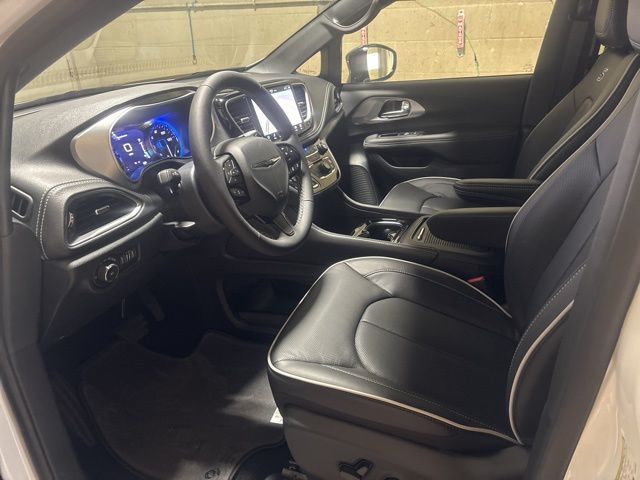 2025 Chrysler Pacifica Limited photo 2