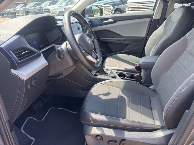 2022 Volkswagen Taos SE photo 2