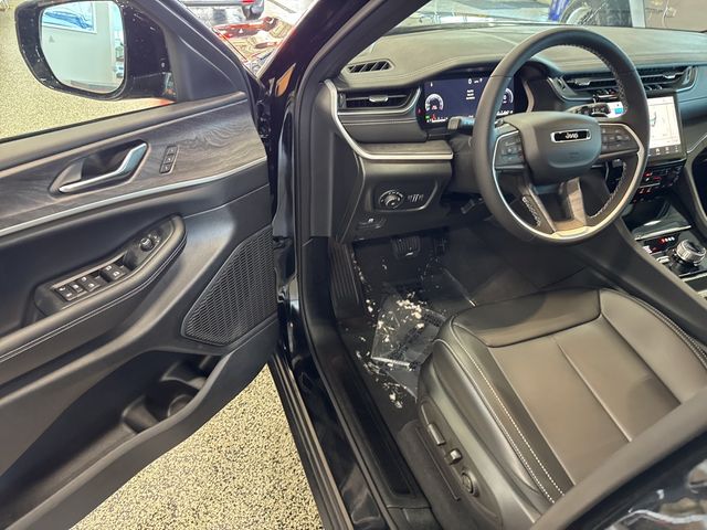 2025 Jeep Grand Cherokee Limited photo 2