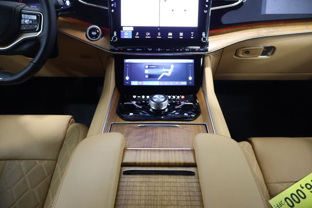 2025 Jeep Grand Wagoneer Series III - Photo 11