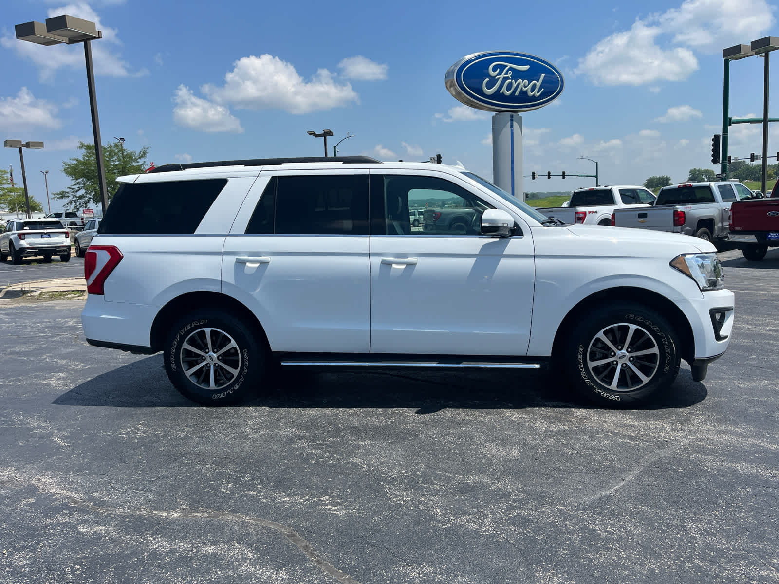 2021 Ford Expedition XLT photo 2