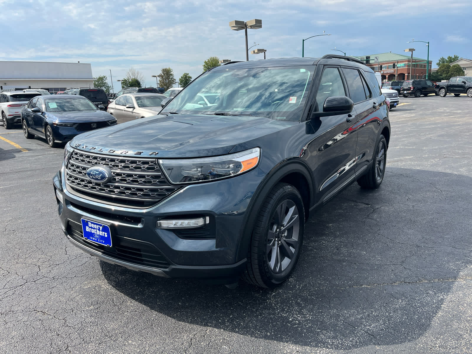 2022 Ford Explorer XLT photo 3