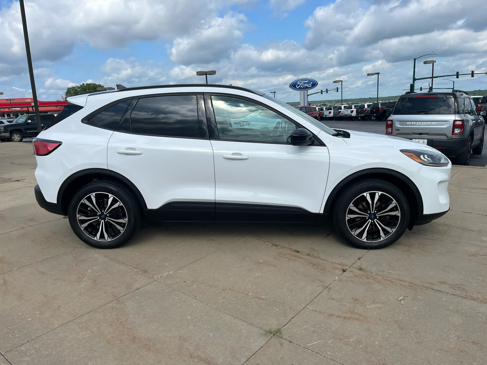 2022 Ford Escape SE photo 2