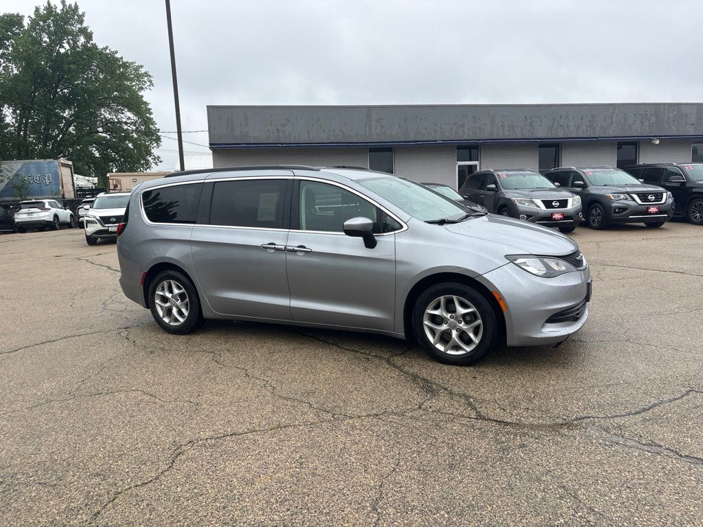 2018 Chrysler Pacifica Touring's photo