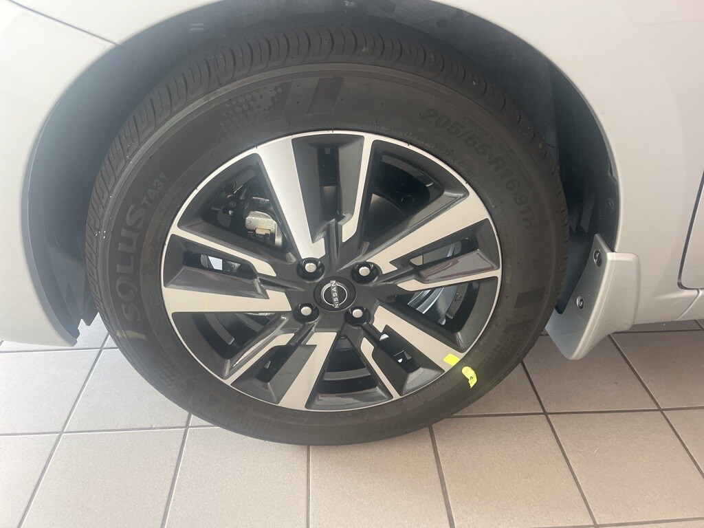 2025 Nissan Versa 1.6 SV photo 2