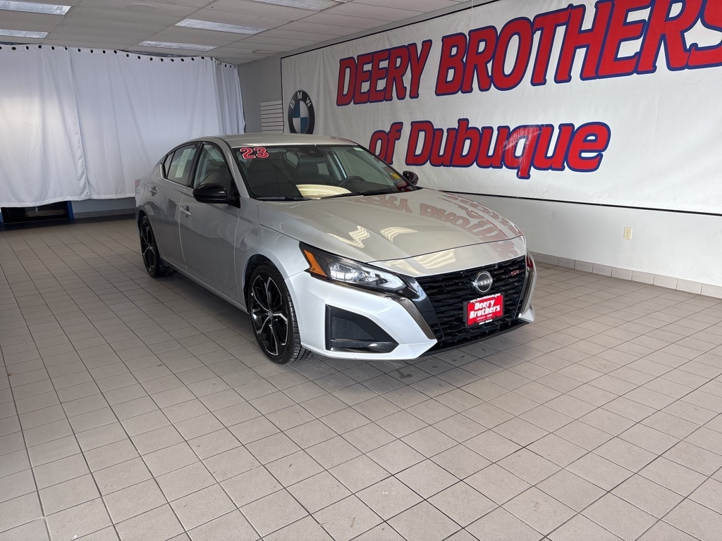 2023 Nissan Altima SR's photo