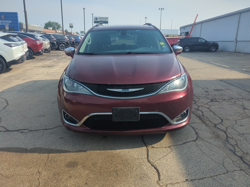 Used 2018 Chrysler Pacifica Limited with VIN 2C4RC1GG1JR185559 for sale in Dubuque, IA