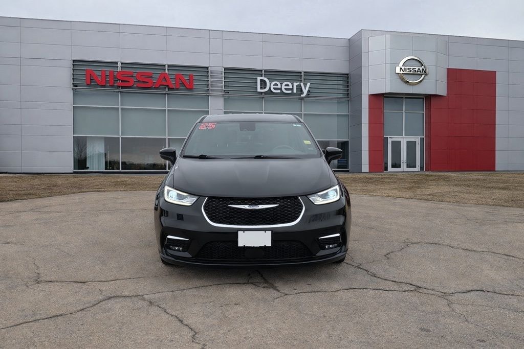 Used 2025 Chrysler Pacifica Select Van Passenger Van